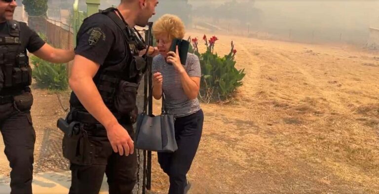 Αστυνομικοί συνδράμουν τους πυροσβέστες στα Βατερά – Μαζί στη «μάχη» για τον έλεγχο της φωτιάς (εικόνες)