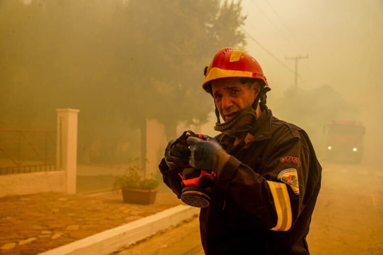 Φωτιές: Πύρινα μέτωπα σε Γρεβενά, Μεσσηνία και Πρέβεζα – Δύσκολη η πυρκαγιά στη Δαδιά (εικόνες & βίντεο)