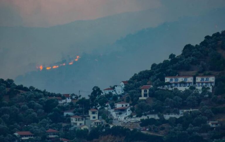 Φωτιά στη Σάμο: Μάχη με τις φλόγες δίνουν πυροσβέστες και εναέρια μέσα