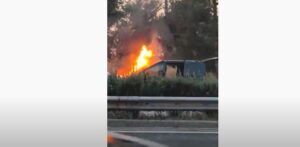 Φωτιά σε αμάξι στον περιφερειακό στη Θεσσαλονίκη