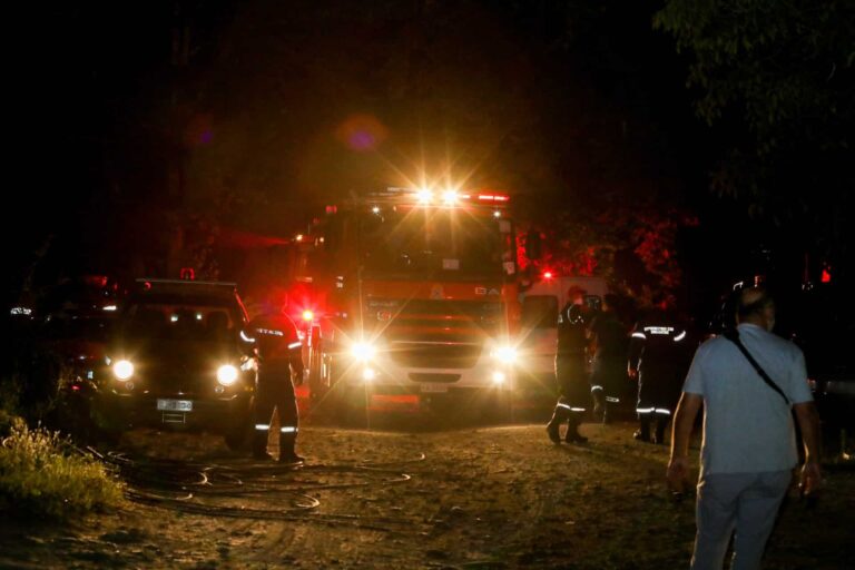 Φωτιές: Συνεχίζουν να επιχειρούν ισχυρές δυνάμεις σε Πάτρα και Ρέθυμνο