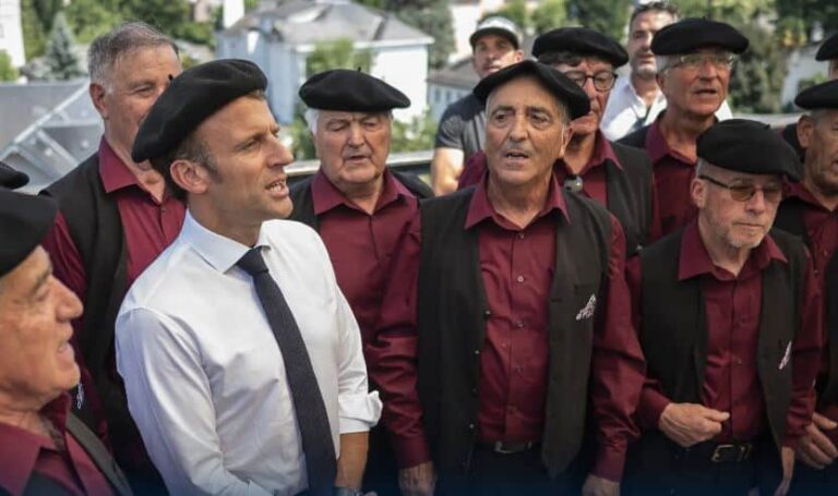 Ο Εμανουέλ Μακρόν φόρεσε γαλλικό μπερέ και τραγούδησε παραδοσιακά τραγούδια με βοσκούς στα Πυρηναία
