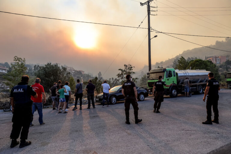 Φωτιά στην Πεντέλη: Νέες εκκενώσεις με μήνυμα του 112 – «Απομακρυνθείτε τώρα»