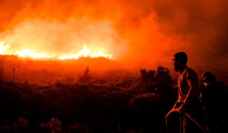 Σε ύφεση η πυρκαγιά της Πεντέλης – Μικρές εστίες σε Διώνη και Δασαμάρι