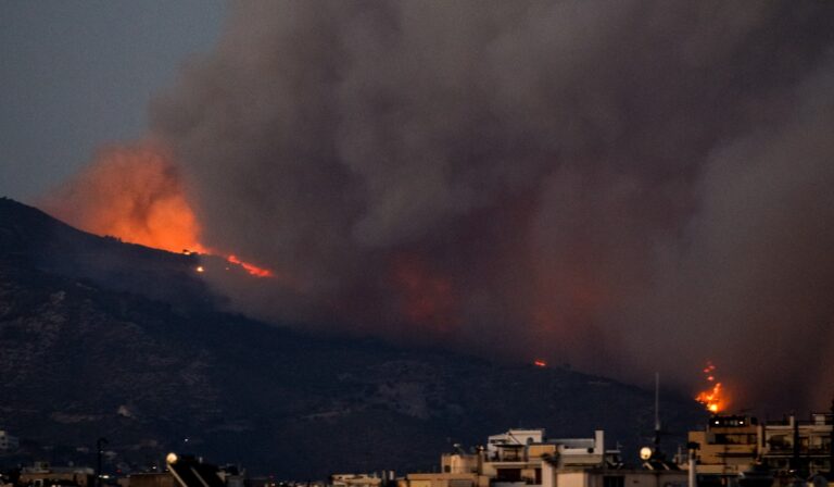 Πυρκαγιά στην Πεντέλη: Στο νοσοκομείο τρεις πυροσβέστες με αναπνευστικά προβλήματα και τραυματισμούς (βίντεο)