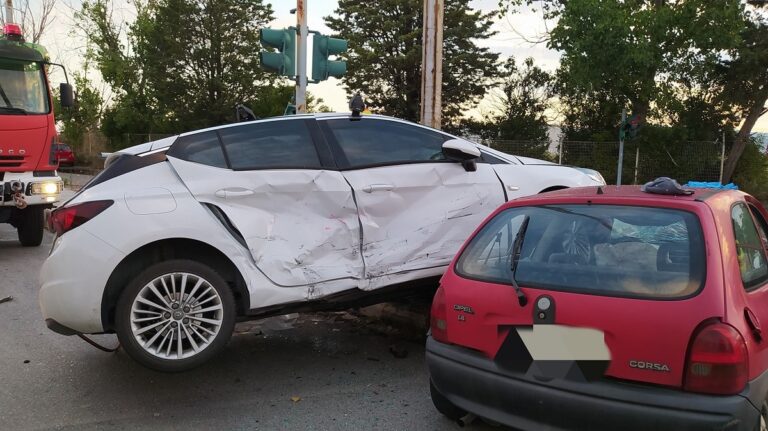 Θεσσαλονίκη: Σοβαρό τροχαίο έξω από την 113 πτέρυγα μάχης στο στρατιωτικό αεροδρόμιο Σέδες – Δύο τραυματίες