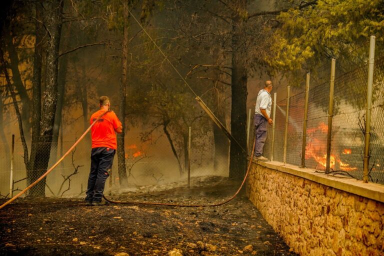 Φωτιές: Η κατάσταση στα πύρινα μέτωπα – Ενισχύονται οι δυνάμεις στα Βατερά