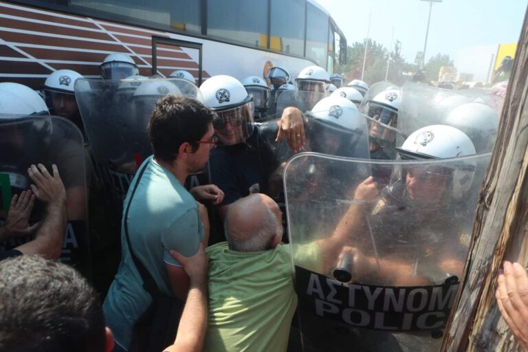 Θεσσαλονίκη: Ένταση στη «Μαλαματίνα» – Επέμβαση της Αστυνομίας έπειτα από εισαγγελική εντολή (εικόνες)