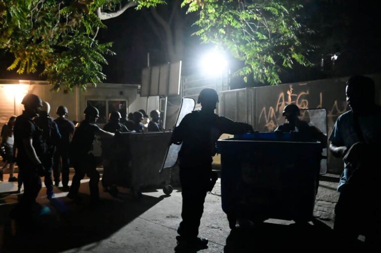 Ελαιώνας: Νέα επεισόδια στον καταυλισμό φιλοξενίας μεταναστών – Πέντε προσαγωγές (βίντεο)