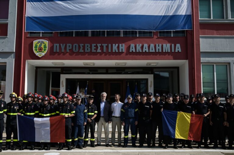 Στην Ελλάδα η αποστολή των Γάλλων πυροσβεστών – Τους υποδέχθηκε ο Στυλιανίδης (εικόνες)