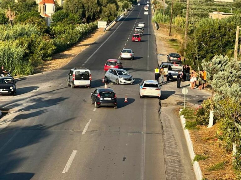 Νέο τροχαίο σε κόμβο «καρμανιόλα» στα Χανιά – Σφοδρή η σύγκρουση, «έφυγε» εντελώς εκτός δρόμου το ένα ΙΧ