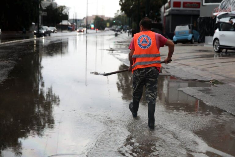 Επείγουσα ειδοποίηση από το 112 για καταιγίδες και κεραυνούς σε Θεσσαλονίκη και Λάρισα – Σε ετοιμότητα το Πυροσβεστικό Σώμα