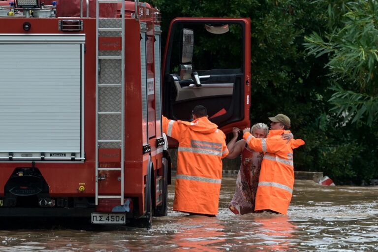 Ήρωες πυροσβέστες επί τω έργω: Απεγκλώβισαν κόσμο από οχήματα στον Διόνυσο (εικόνες)
