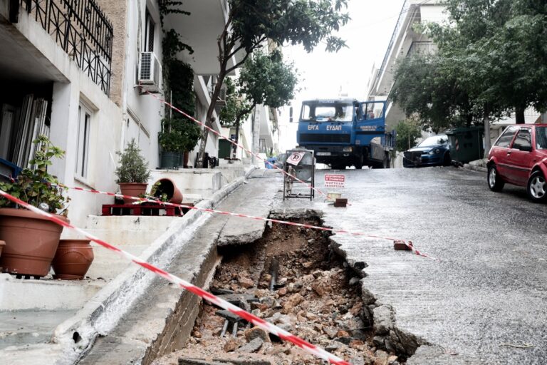 Κακοκαιρία: Ισχυρή καταιγίδα πλήττει Αττική και Θεσσαλονίκη – Καθιζήσεις σε δρόμους, εγκλωβίστηκε αμάξι στο Κερατσίνι (εικόνες, βίντεο)