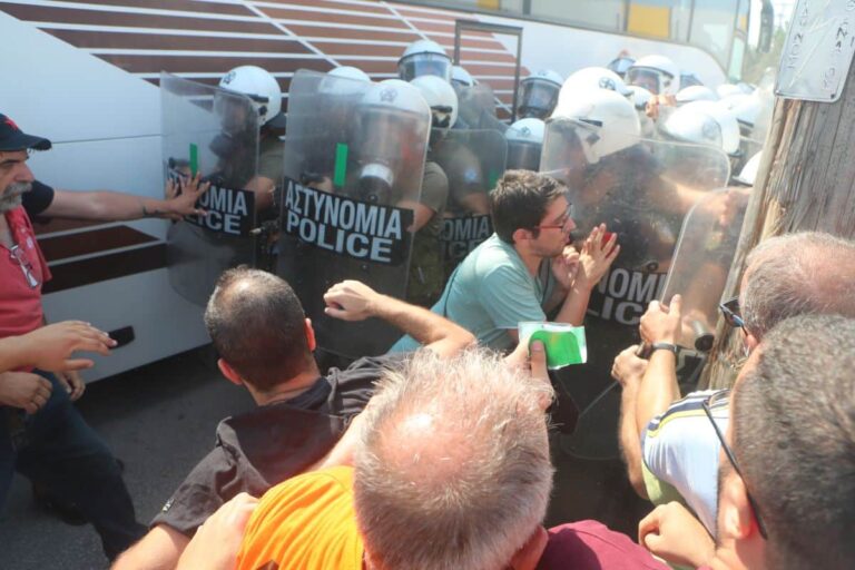 Θεσσαλονίκη: Τέσσερις τραυματίες αστυνομικοί από τις συγκρούσεις με τους εργαζόμενους της «Μαλατίνας» – Δύο συλλήψεις