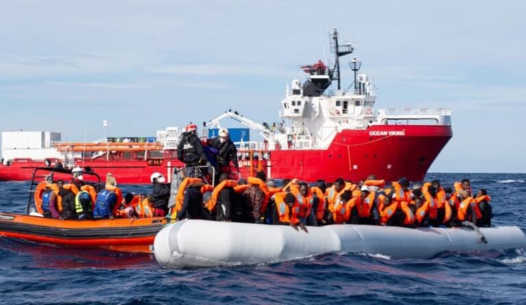 Σχεδόν 470 μετανάστες διασώθηκαν στη Μεσόγειο από το Ocean Viking τις τελευταίες μέρες