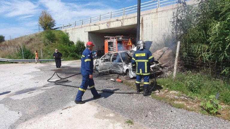 Κοζάνη: Σφοδρή σύγκρουση δύο ΙΧ – Το ένα έπεσε σε κολώνα και τυλίχθηκε στις φλόγες (εικόνες & βίντεο)