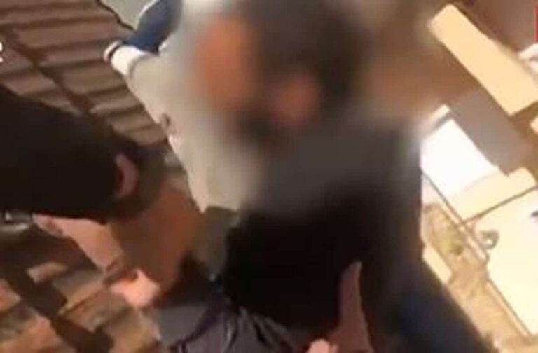 Κινηματογραφική καταδίωξη στην Ομόνοια: Αστυνομικοί εγκλώβισαν διαρρήκτη στα… κεραμίδια!