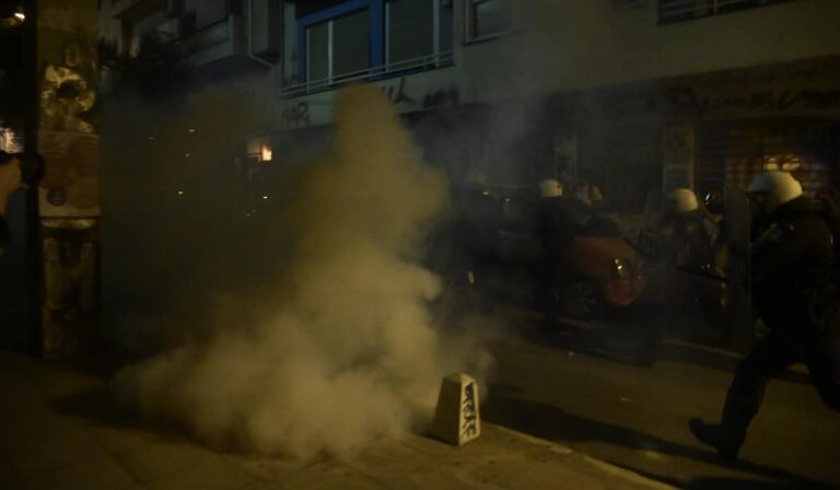 Επεισόδια στα Εξάρχεια μετά τη συγκέντρωση διαμαρτυρίας για την κατασκευή του Μετρό (εικόνες & βίντεο)