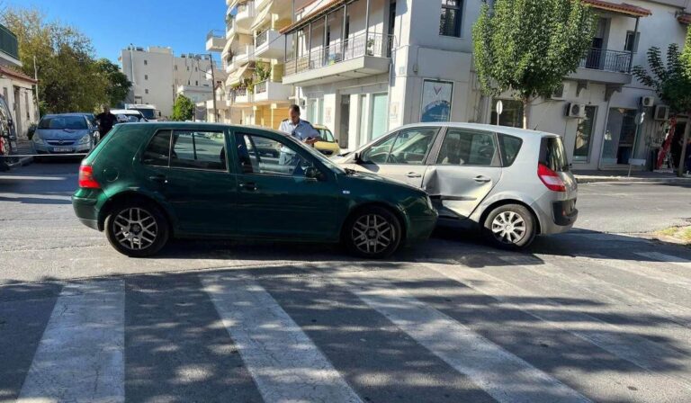 «Τρελή» πορεία αυτοκινήτου στην Καλαμάτα: Στο νοσοκομείο 2 μαθητές και οδηγός μηχανής