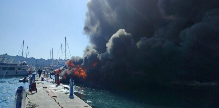 Φλεγόμενα σκάφη που βρίσκονται δεμένα στη Μαρίνα Γουβιών Κέρκυρας,