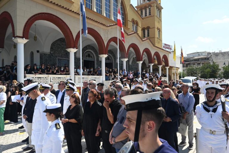 Με στρατιωτικές τιμές το τελευταίο «αντίο» στη 19χρονη ναυτική δόκιμο Θάλεια στη Λάρισα (εικόνες & βίντεο)