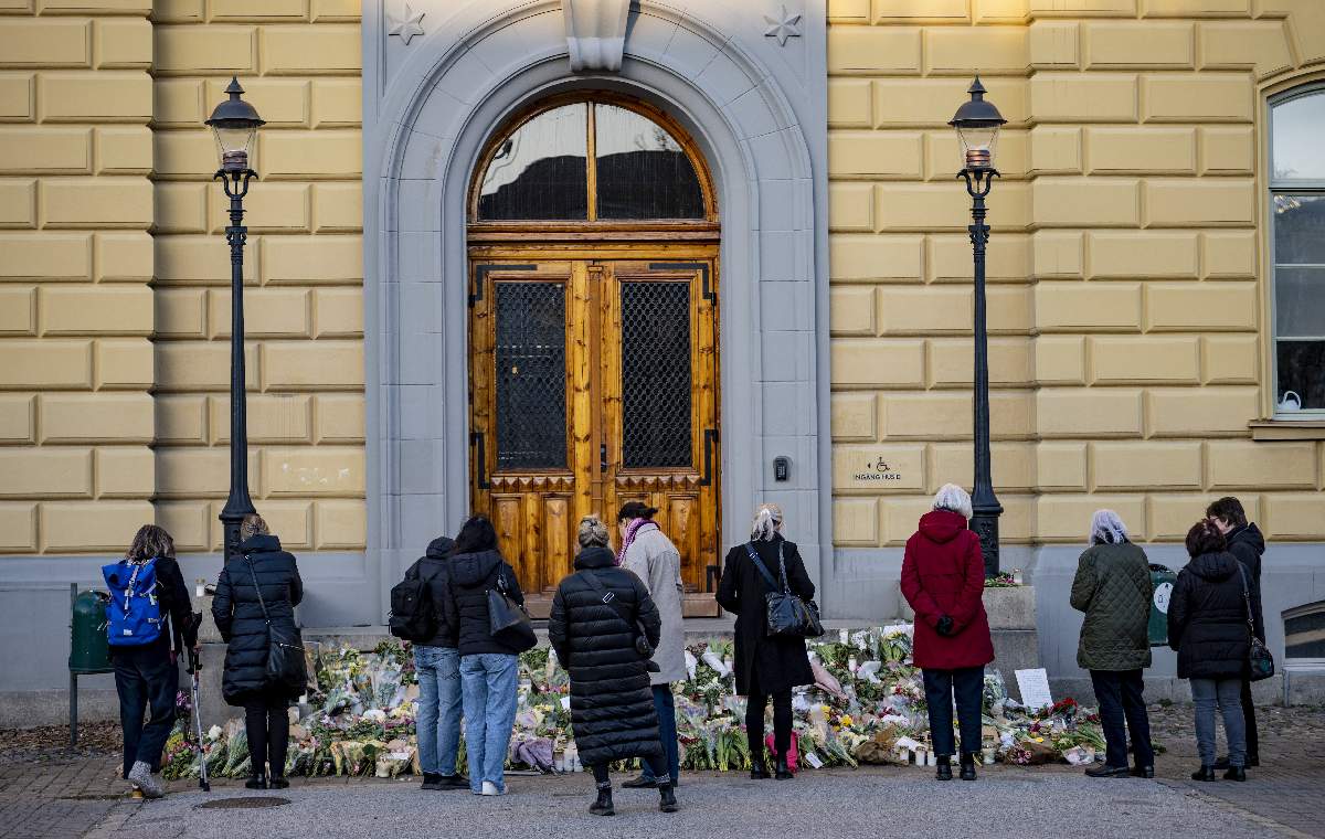 Πολίτες στη Σουηδία αφήνουν λουλούδια λίγο μετά την επίθεση με δύο νεκρούς καθηγητές σε σχολείο στο Μάλμε