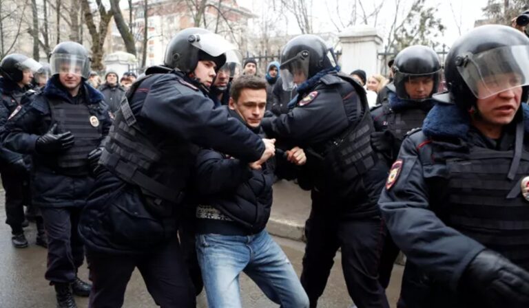 Δεκάδες συλλήψεις σε Σιβηρία και ρωσική Άπω Ανατολή σε διαδηλώσεις κατά της επιστράτευσης