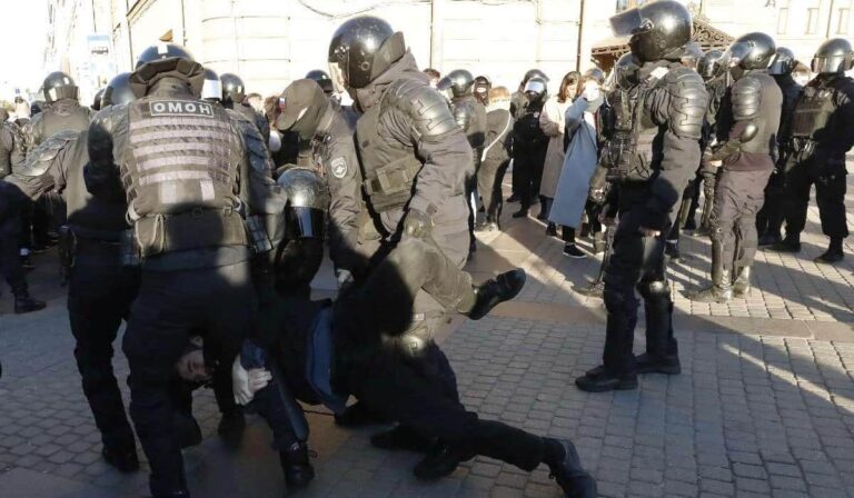 Πάνω από 730 συλλήψεις σε διαδηλώσεις κατά της επιστράτευσης στη Ρωσία