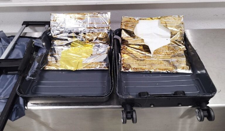«Τσάκωσαν» στο αεροδρόμιο 58χρονο με πάνω από 2 κιλά κοκαΐνη – Ερχόταν από την Βραζιλία και την έκρυβε στις βαλίτσες του (εικόνες & βίντεο)