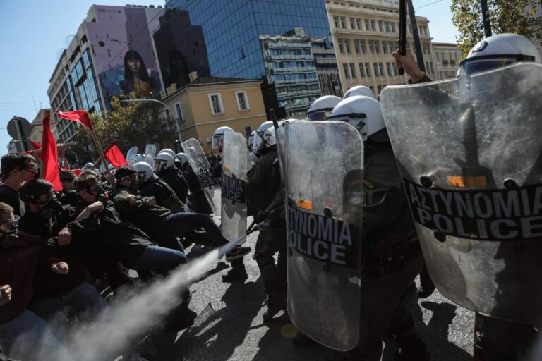 Επεισόδια στα Προπύλαια: ΕΔΕ για τον αστυνομικό που χτύπησε με την ασπίδα διαδηλώτρια (βίντεο)