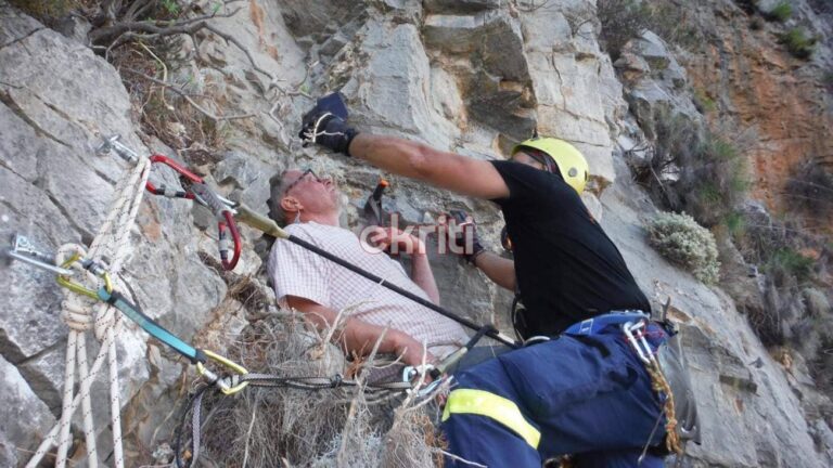 Κρήτη: Καρέ-καρέ η διάσωση του τουρίστα που έμεινε όλη νύχτα σε βράχια (εικόνες & βίντεο)