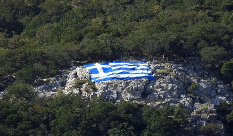 Μαθητές τοποθέτησαν τεράστια ελληνική σημαία σε βράχο του Ταΰγετου – Η μεγαλύτερη στην Πελοπόννησο (εικόνες)