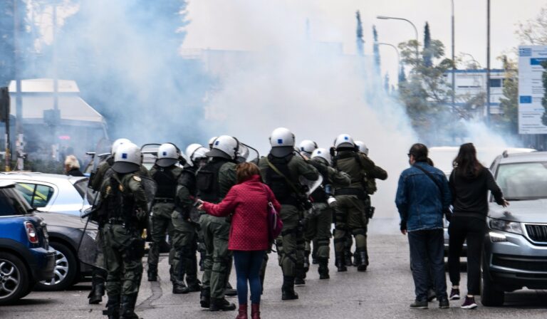 Επεισόδια στα Σεπόλια: ΜΑΤ πήραν φωτιά – Πέταξαν μπογιά στο μαγαζί του 53χρονου, έσπασαν το βαν του – Πολίτες χειροκροτούσαν από τα μπαλκόνια (εικόνες & βίντεο)