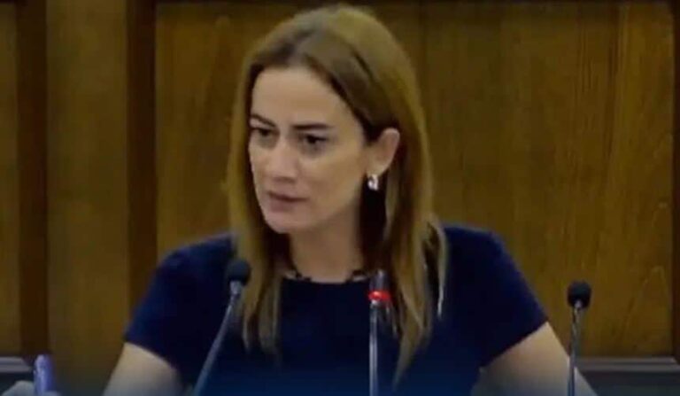 Ντογούς Ντεριά: Η φεμινίστρια Τουρκοκύπρια βουλευτής που ύψωσε ανάστημα στον Ερντογάν