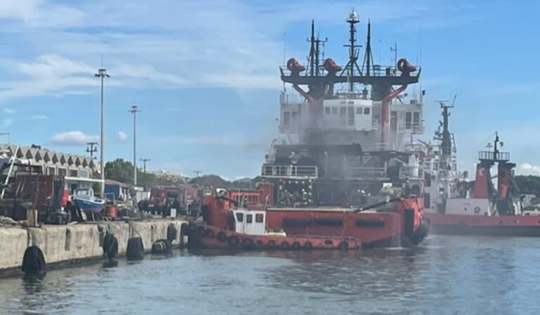 Πυρκαγιά σε ρυμουλκό σκάφος στο λιμάνι της Αλεξανδρούπολης