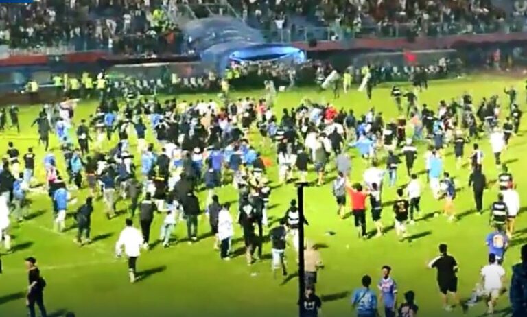 Τραγωδία στην Ινδονησία: Άγρια επεισόδια σε ποδοσφαιρικό αγώνα – Πάνω από 120 οι νεκροί (βίντεο)