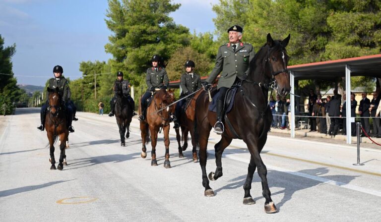 Εβδομάδα Ιππικού – Τεθωρακισμένων με μουσειακά άρματα και άλογα (Εντυπωσιακές εικόνες & βίντεο)