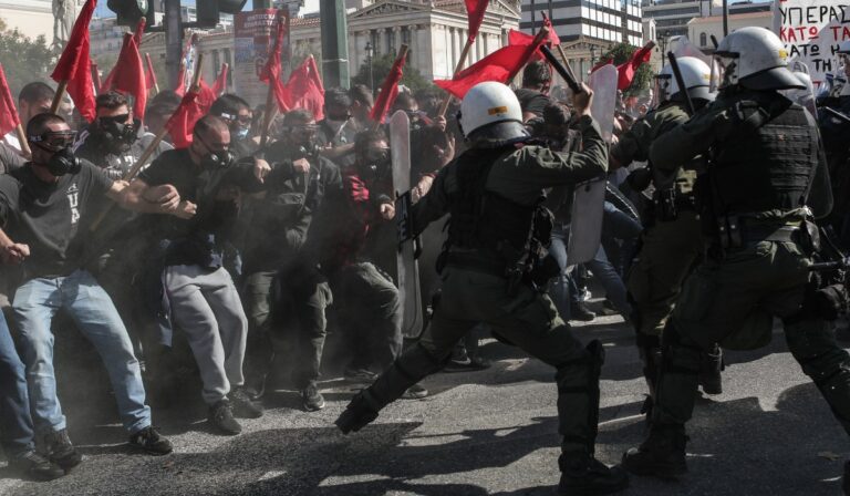 Φοιτητικό συλλαλητήριο: Άνδρας των ΜΑΤ χτυπά φοιτήτρια στο κεφάλι με την ασπίδα του (βίντεο)