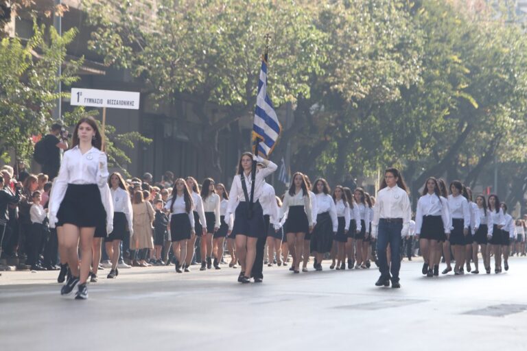 Διευθυντής σχολείου ζήτησε χρήματα από μετανάστες γονείς για το στεφάνι που θα κατέθετε το παιδί τους, σύμφωνα με καταγγελία