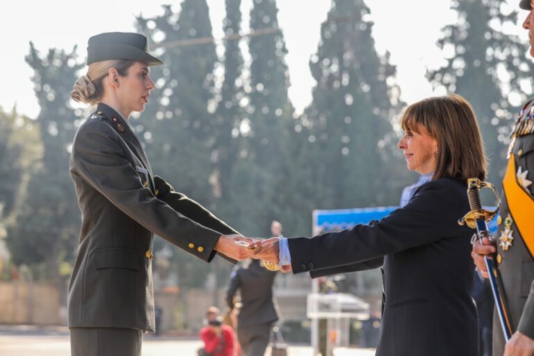 Θεσσαλονίκη: Η Κατερίνα Σακελλαροπούλου έδωσε τα ξίφη σε 60 νέους αξιωματικούς της ΣΣΑΣ – Εικόνες εθνικής υπερηφάνειας