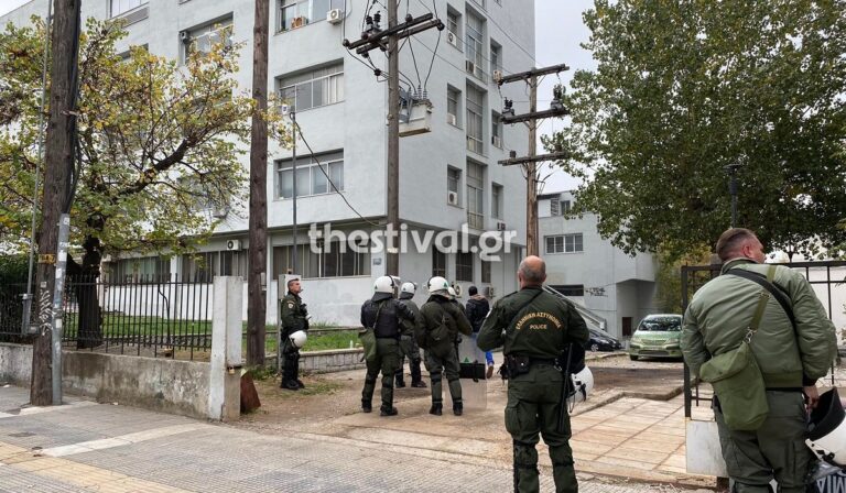 Θεσσαλονίκη: Κουκουλοφόροι επιτέθηκαν με πέτρες σε διμοιρία των ΜΑΤ στο ΑΠΘ