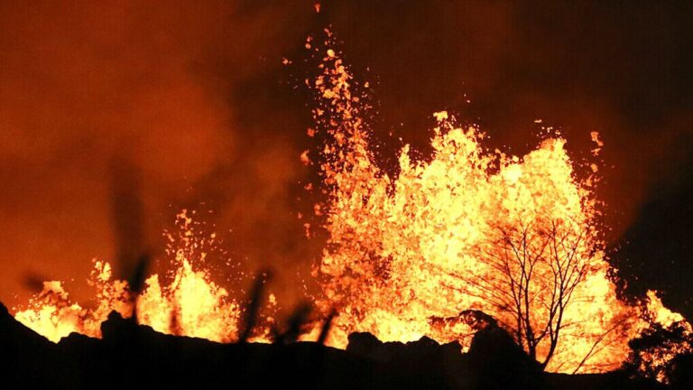 Ινδονησία: Οι αρχές απομάκρυναν σχεδόν 2.000 κατοίκους λόγω έκρηξης ηφαιστείου