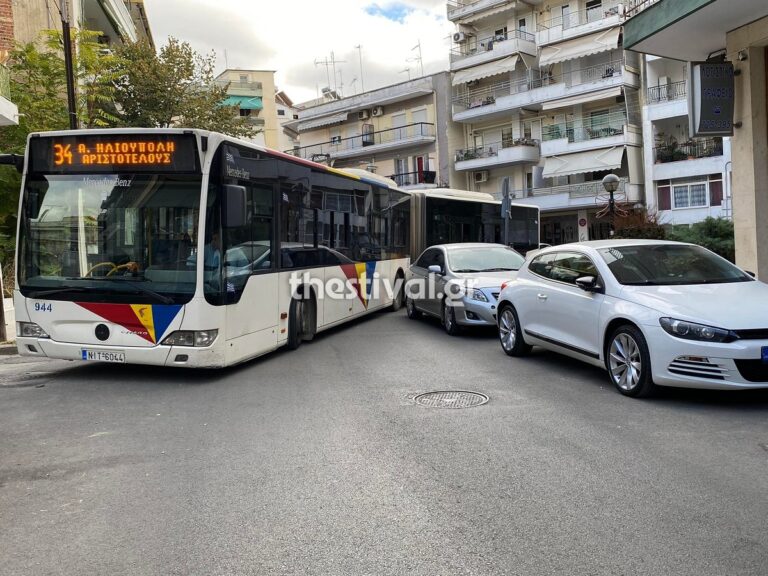 Θεσσαλονίκη: Ασυνείδητος οδηγός πάρκαρε πάνω σε στροφή και «κόλλησε» λεωφορείο – Έκλεισε και μπάρα αναπήρων (εικόνες)