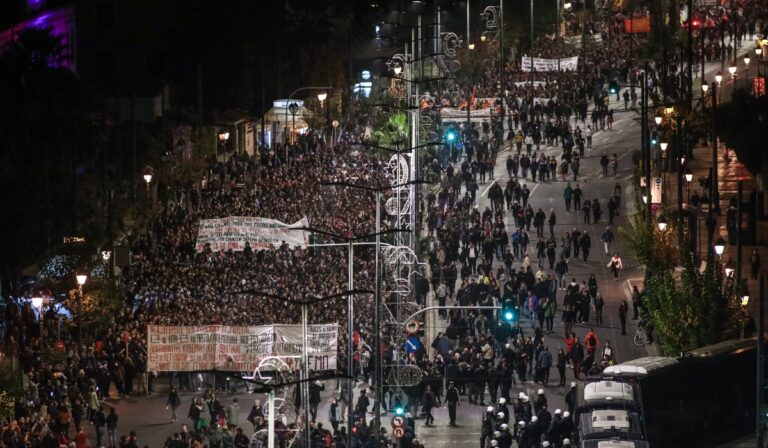 Ολοκληρώθηκε η πορεία στην Αθήνα για το Πολυτεχνείο: Ανοίγουν σταδιακά οι δρόμοι – 18 προσαγωγές (εικόνες & βίντεο)