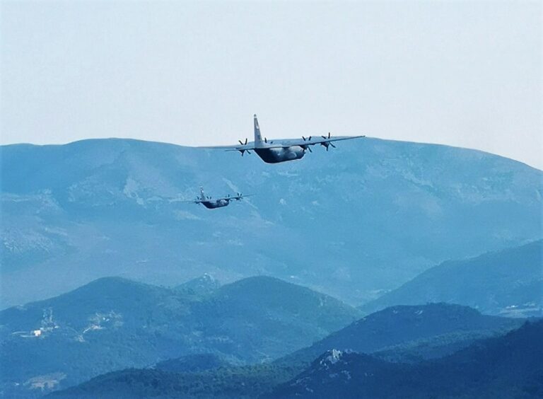 Συνεκπαίδευση Ελλήνων και Αμερικανών με «εμπλοκή» F16, C130 και καταδρομέων – Εντυπωσιακές εικόνες με μαχητικά να «σκίζουν» τον ουρανό