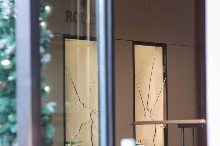 Aποκάλυψη για την ένοπλη ληστεία στο Σύνταγμα: Το λάθος των δραστών που αρπάξαν τα 23 πανάκριβα Rolex