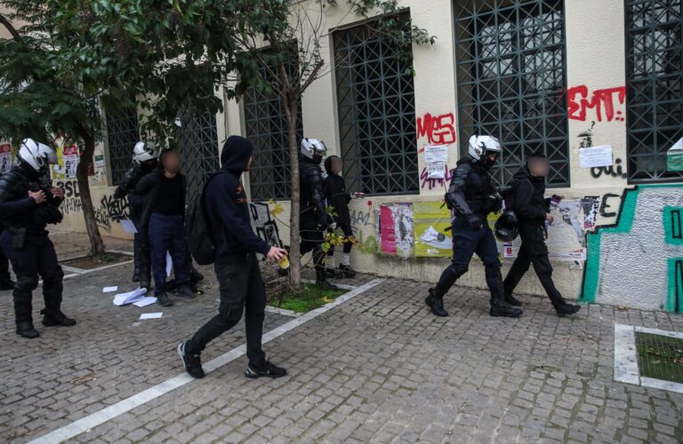 Επεισόδια στην ΑΣΟΕΕ – Τουλάχιστον 25 προσαγωγές στη Νομική (εικόνες)