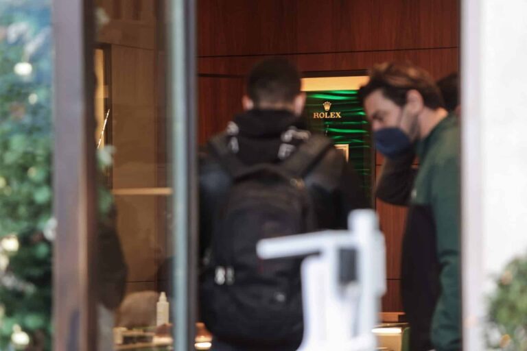 Ένοπλη ληστεία αλά «Ροζ Πάνθηρες» στη Rolex: Περίμεναν να βγει πελάτης για να εισβάλουν – Τα σημεία-κλειδιά που εξετάζουν οι αστυνομικοί