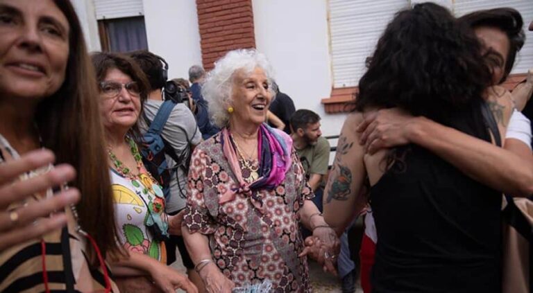 Απίστευτο: Βρέθηκε το 131ο παιδί που είχε… κλαπεί επί δικτατορίας στην Αργεντινή – Αναζητούνται ακόμη 300!